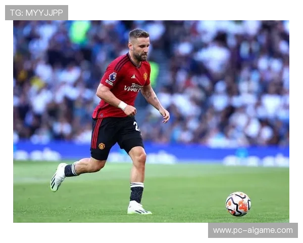 门将教练场边递战术板，诺丁汉森林门将扑点后指看台致意