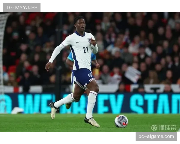 官方:曼联与18岁青训前锋梅努续约至2030年