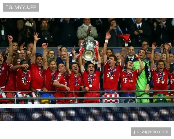 镜头捕捉:拜仁助教在转换丢失球权后,立即向场内球员大声传达战术指令